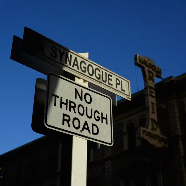 A street sign, saying 'Synagogue Place' and 'No through road'
